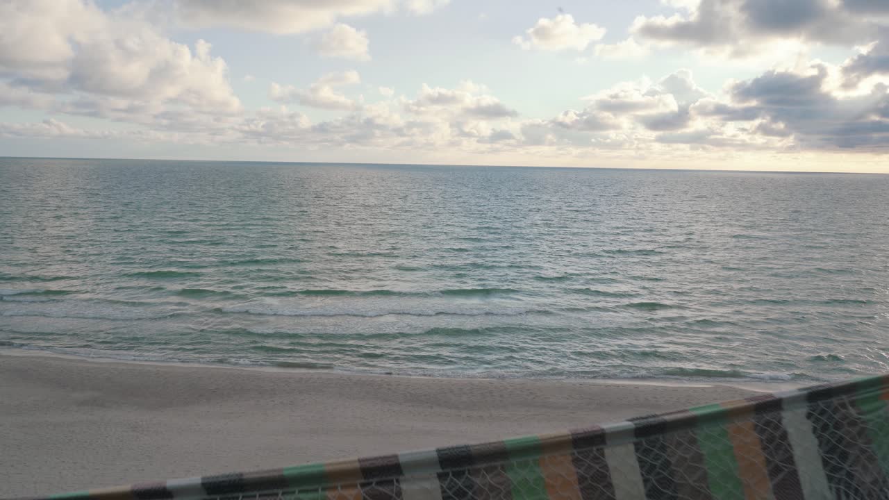 바람 부는 발트해 해먹에서 휴식을 취하고 바다 전망 스테디캠 샷 즐기기