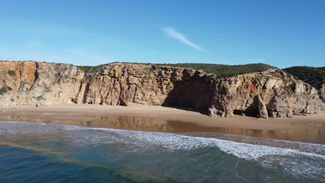 Playa-De-Beliche-Cerca-De-Sagres,-Bonitas-Olas-Rodando-En-La-Bahía,-Clima-Soleado-Perfecto