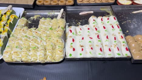 Vista-De-Cerca-De-Los-Auténticos-Dulces-Tradicionales-Bengalíes-Mantenidos-En-Una-Tienda-De-Dulces-En-Kolkata,-India