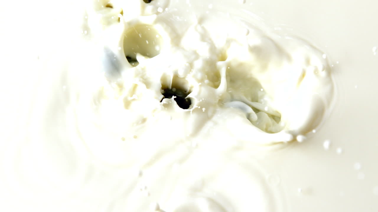 우유 한 잔 에 떨어지는 블루베리