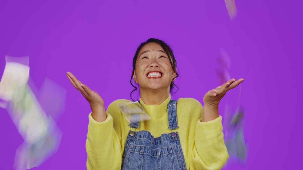 lluvia de dinero, ganando y feliz mujer aislada