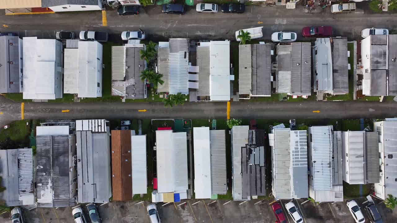 fotografía aérea de arriba hacia abajo de un parque de caravanas de casas móviles en florida