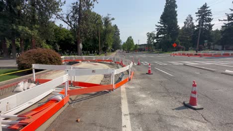 construcción de una acera y protección para el tráfico callejero