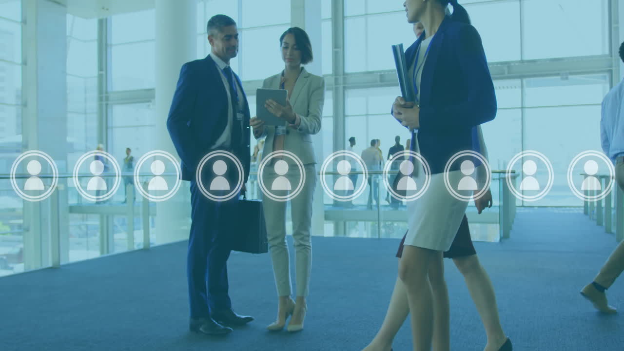 animación de personas iconos y procesamiento de datos sobre diversas personas de negocios en la oficina