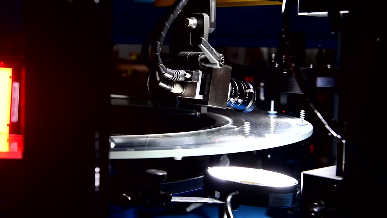 Controllo di alta qualità nella produzione: macchina di selezione ottica per viti di fissaggio