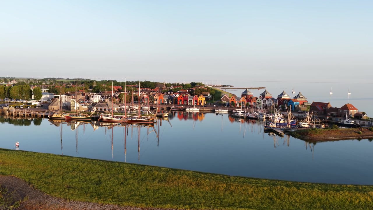 Veduta aerea del lungomare del porto di Stavoren in Frisia, Paesi Bassi, che mostra il porto turistico, le barche e lo storico paesaggio costiero nella calda luce dell'ora d'oro