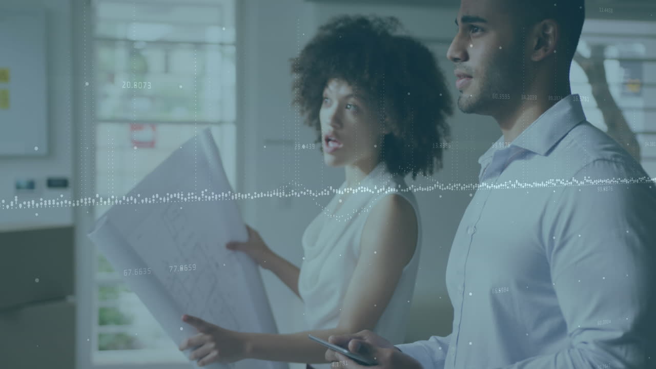 animación del procesamiento de datos financieros sobre diversas personas de negocios en la oficina