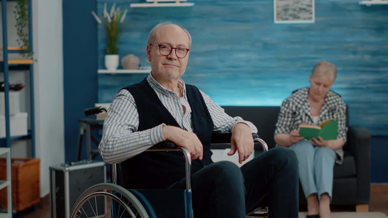 POV di un uomo disabile in pensione che parla in videochiamata con la famiglia