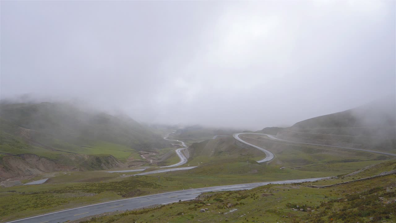 중국 칭하이 지방의 라지 산을 둘러싼 도로 구름이 많은 날