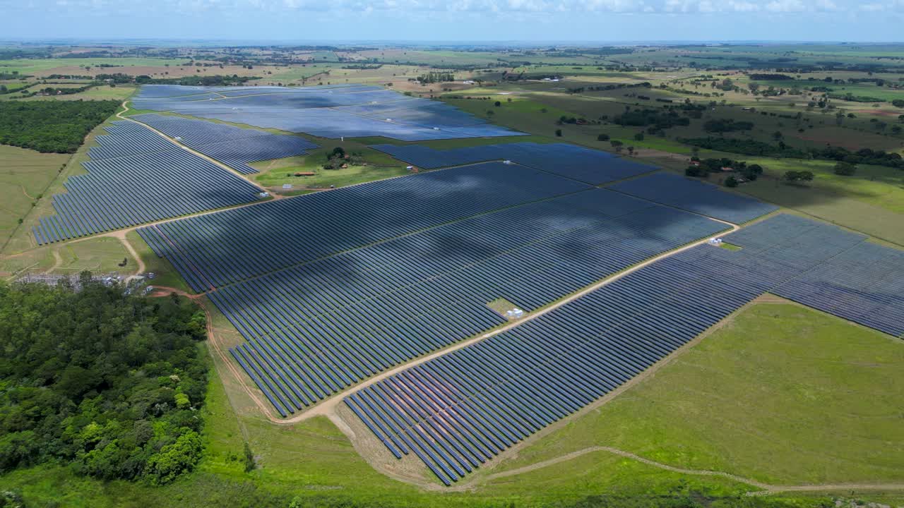 vista aérea de una gran estación de paneles solares en el área rural en el estado de são paulo, brasil
