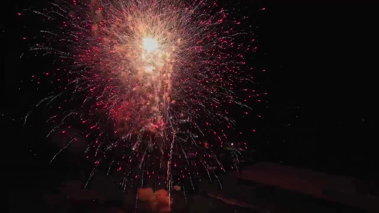 Fuochi d'artificio illuminano il cielo notturno per celebrare i 250 anni di indipendenza. Colori vivaci esplodono nell'aria, creando un'atmosfera festosa in tutta la città durante la celebrazione.