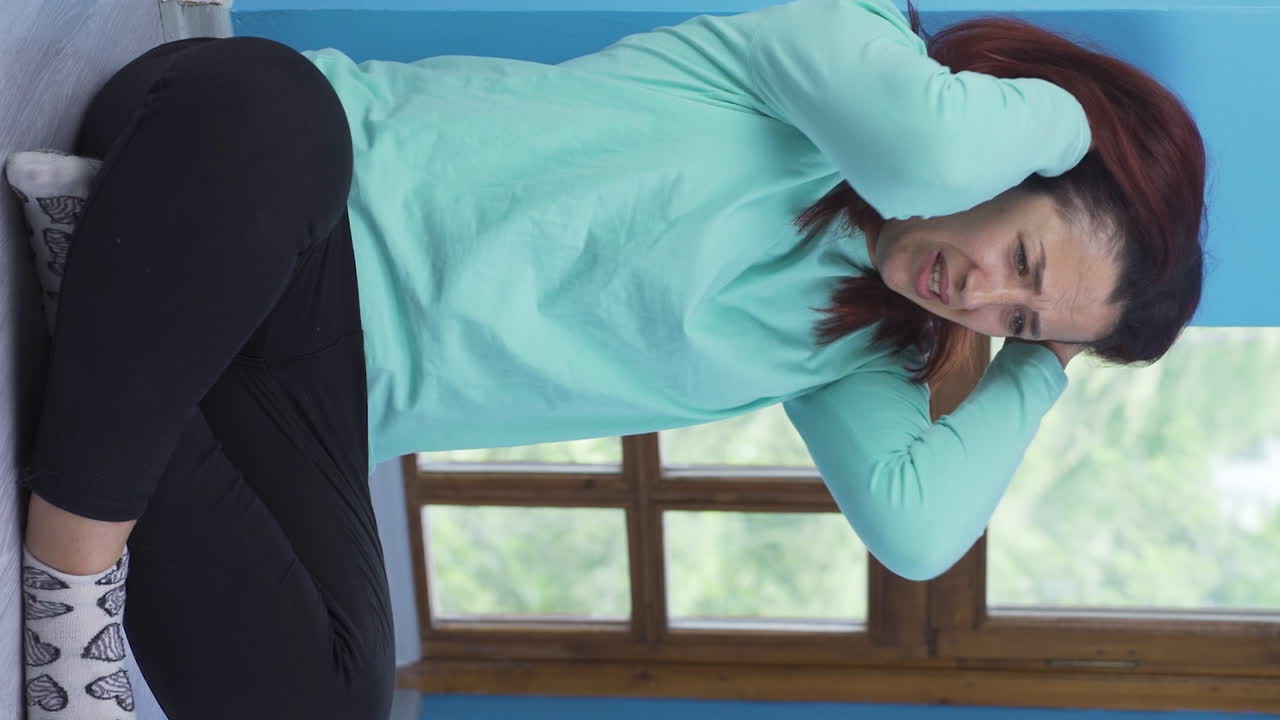 혼자 얘기하는 미친 여자의 수직 비디오.