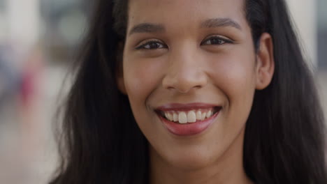 retrato de una feliz mujer afroamericana sonriendo