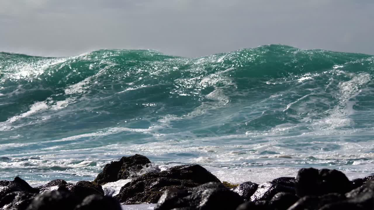 푸른 파도가 슬로우 모션 1로 하와이 해안으로 굴러갑니다.