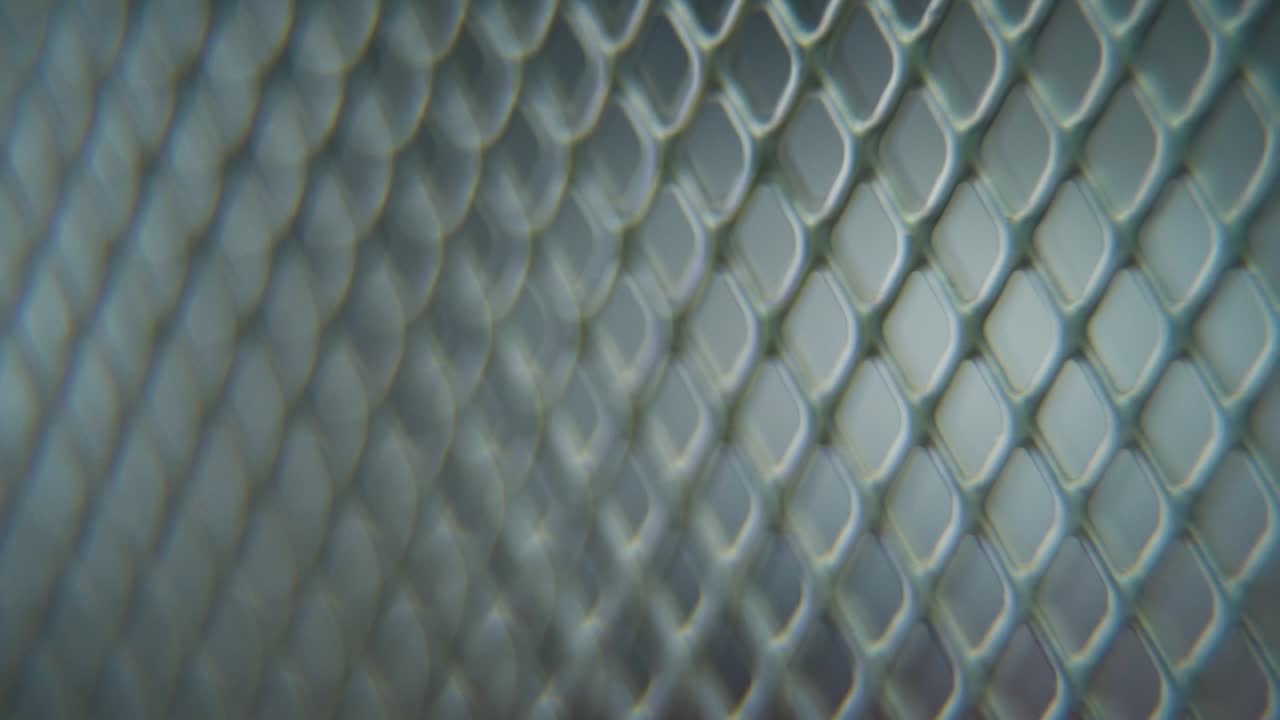 un tiro macro hiper de una cuadrícula de metal, patrón de acero, textura industrial de hierro, material de aluminio, movimiento súper lento, full hd 120 fps, movimiento suave de pan derecha