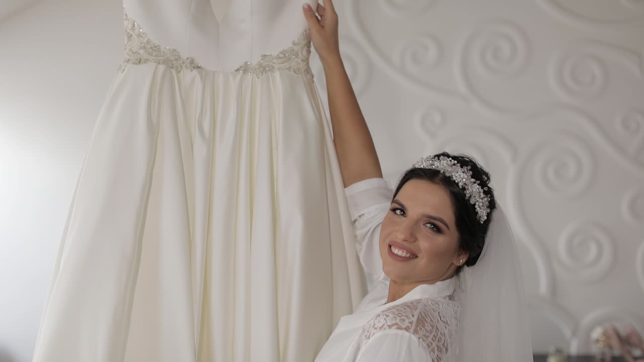 Linda e adorável noiva em vestido de noite e véu. Vestido de casamento. Câmera lenta.