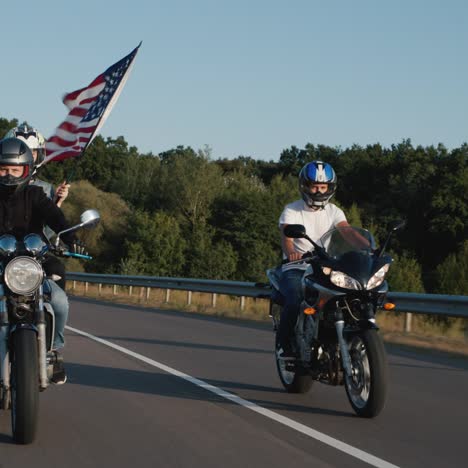 Junge-Biker-Fahren-Auf-Der-Autobahn-1