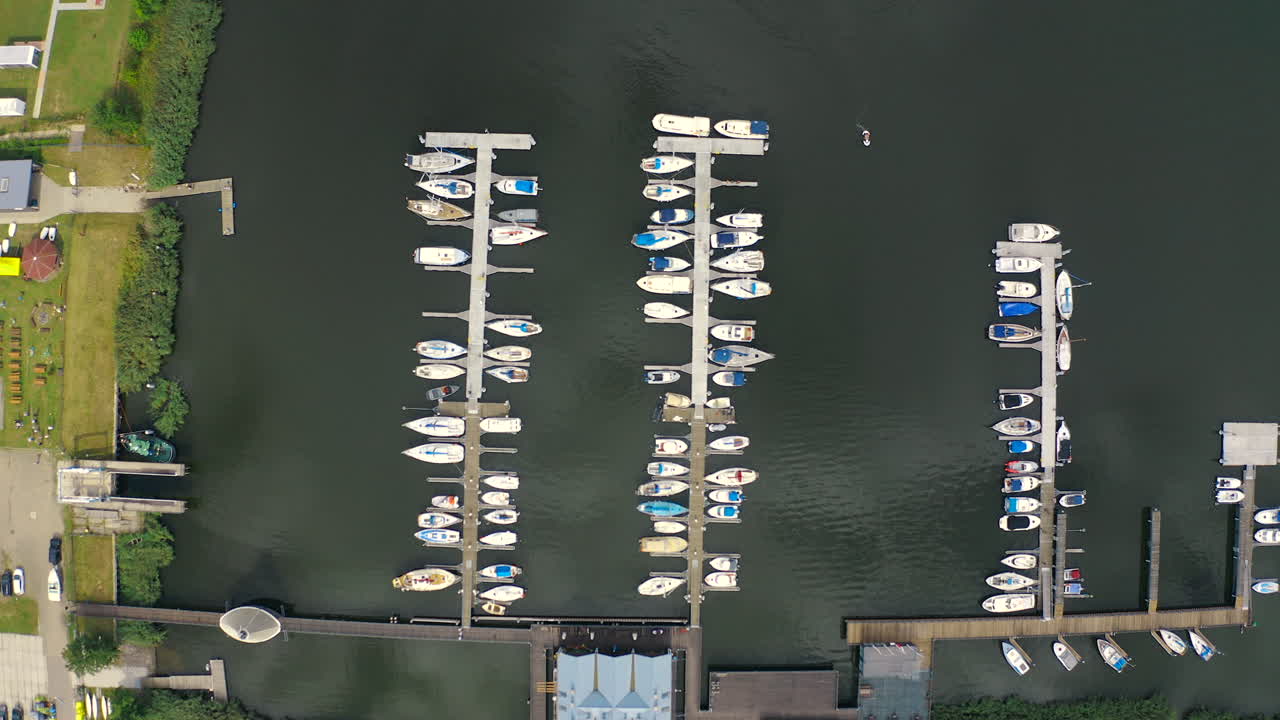 Luftfoto ovenfra af yachter fortøjet i marinaen.