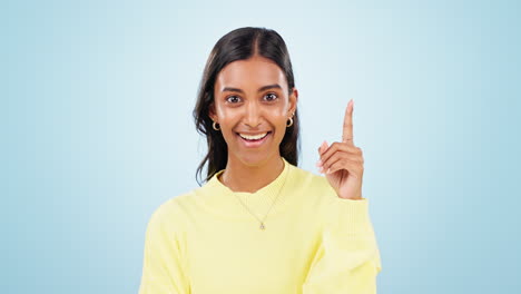 pensamiento, idea y mujer joven en un estudio