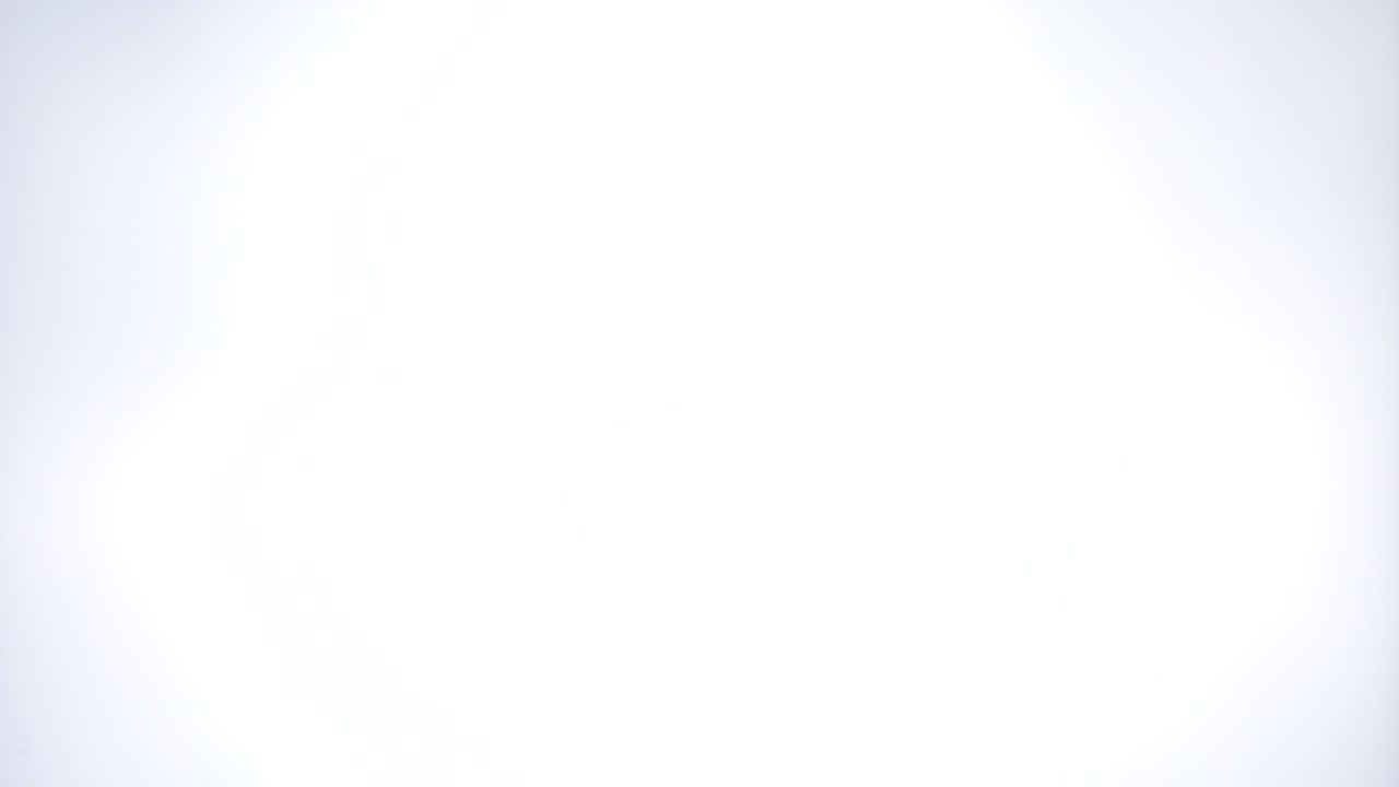 las avellanas peladas cayendo sobre el vidrio sobre un fondo blanco brillante. vista de cerca de la parte inferior de los avellanas.