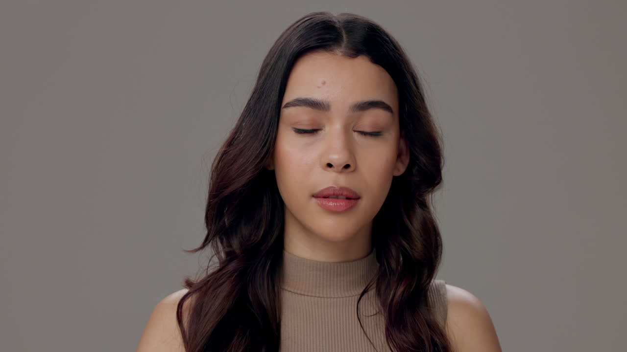 retrato de una hermosa joven con cabello largo y castaño