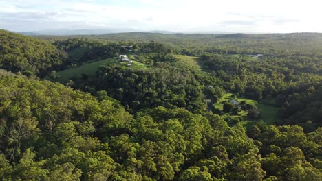 Vista-Rotativa-Vespertina-De-Elevación-Verde-Australiana,-Con-Una-Propiedad-Distinta-Visible