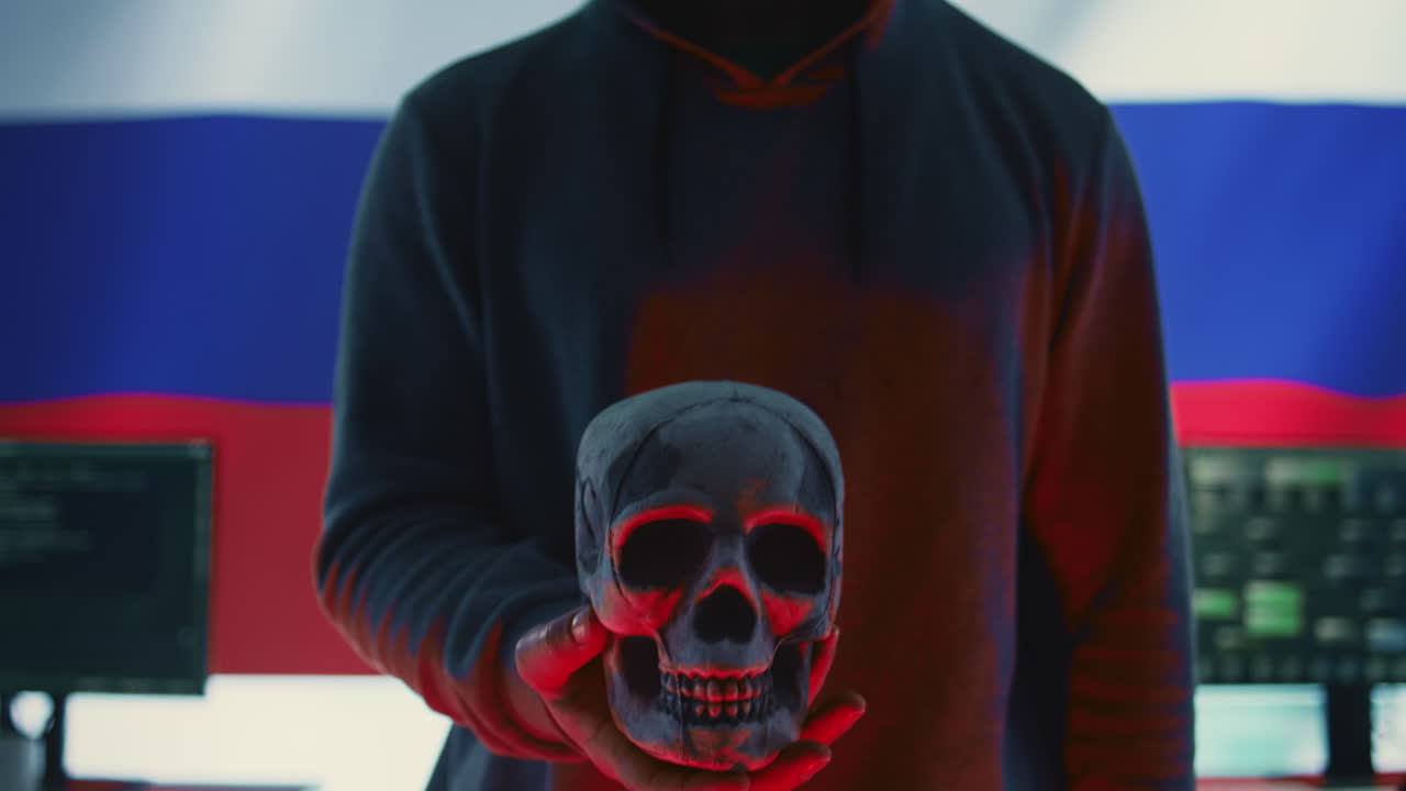 un hacker ruso maníaco creando una alerta de amenaza cibernética sosteniendo un cráneo