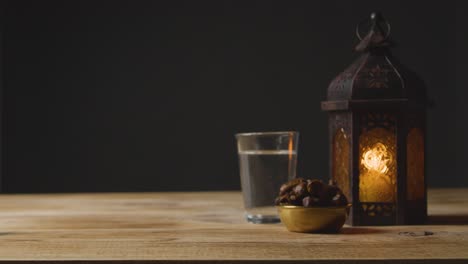 captura de água de lanterna e tâmaras em uma mesa para o ramadã