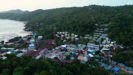 Koh-Phi-Phi-Luftumlaufbahn-Der-Fußgängerzone-Und-Der-Hangvillen-Mit-Blick-Auf-Die-Bucht