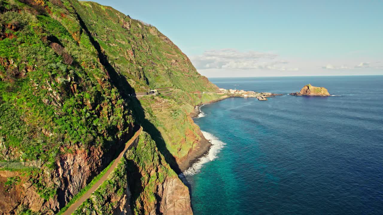 Strada costiera e scogliere dell'isola di Madeira