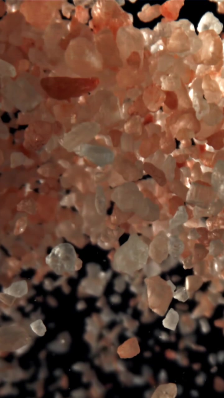 Cristalli di sale rosa dell'Himalaya che cadono al rallentatore