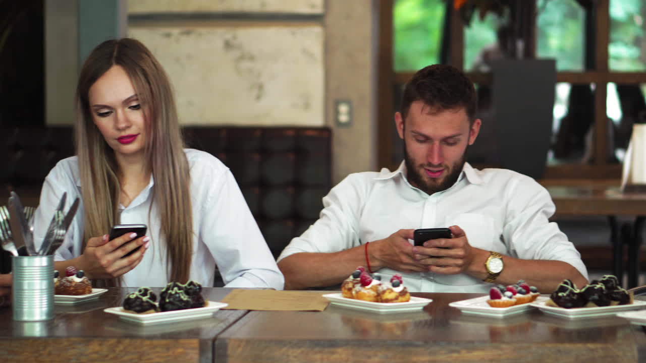 amigos alegres de varias razas tomando selfies en la pizzería.