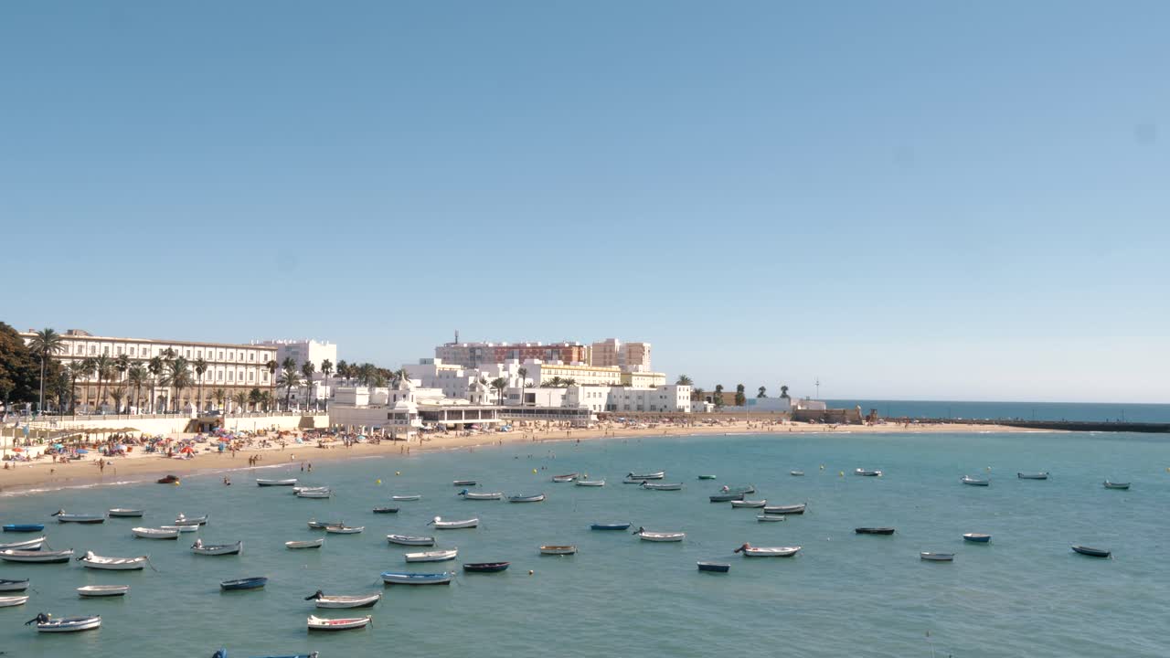 la playa más popular de cadiz en un día de verano