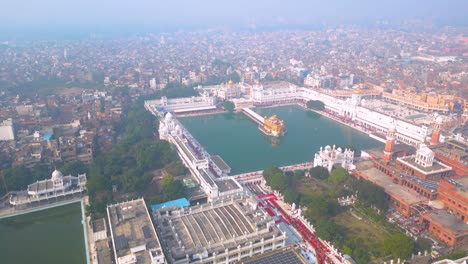 Der-Goldene-Tempel,-Auch-Bekannt-Als-Harimandir-Sahib,-Luftaufnahme-Von-DJI-Mini3Pro-Drone