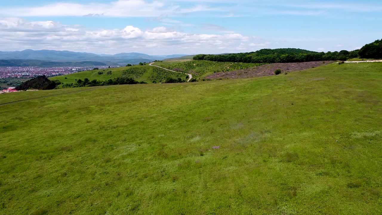 Vista dal drone lungo la collina fuori dalla foresta di Hoia Baciu, a Cluj.