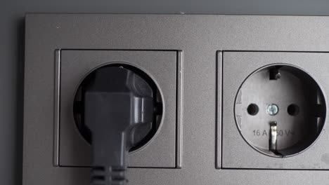 primer plano de tomas eléctricas grises modernas con enchufe