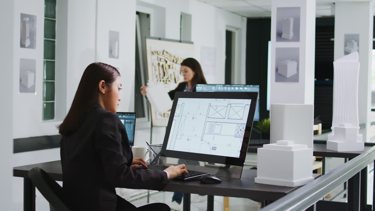 artista gráfico asiático diseñando el plano del piso