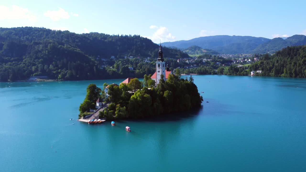 Vista aerea del Lago di Bled con l'Isola di Bled e la Chiesa