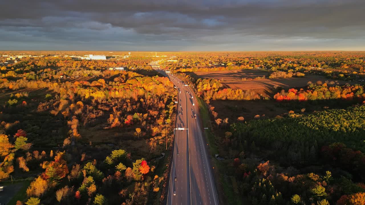 antena de carretera durante el amanecer de otoño