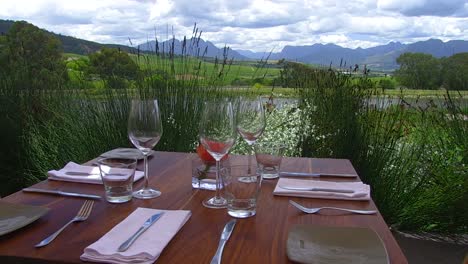 Mesa-De-Almuerzo-En-Finca-Vinícola