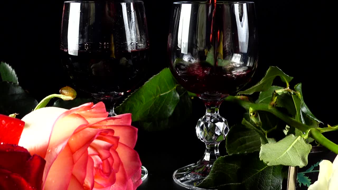 Vinglas og rose mod en baggrund af lyse guirlander.