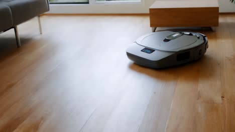 robot aspirador en una sala de estar moderna