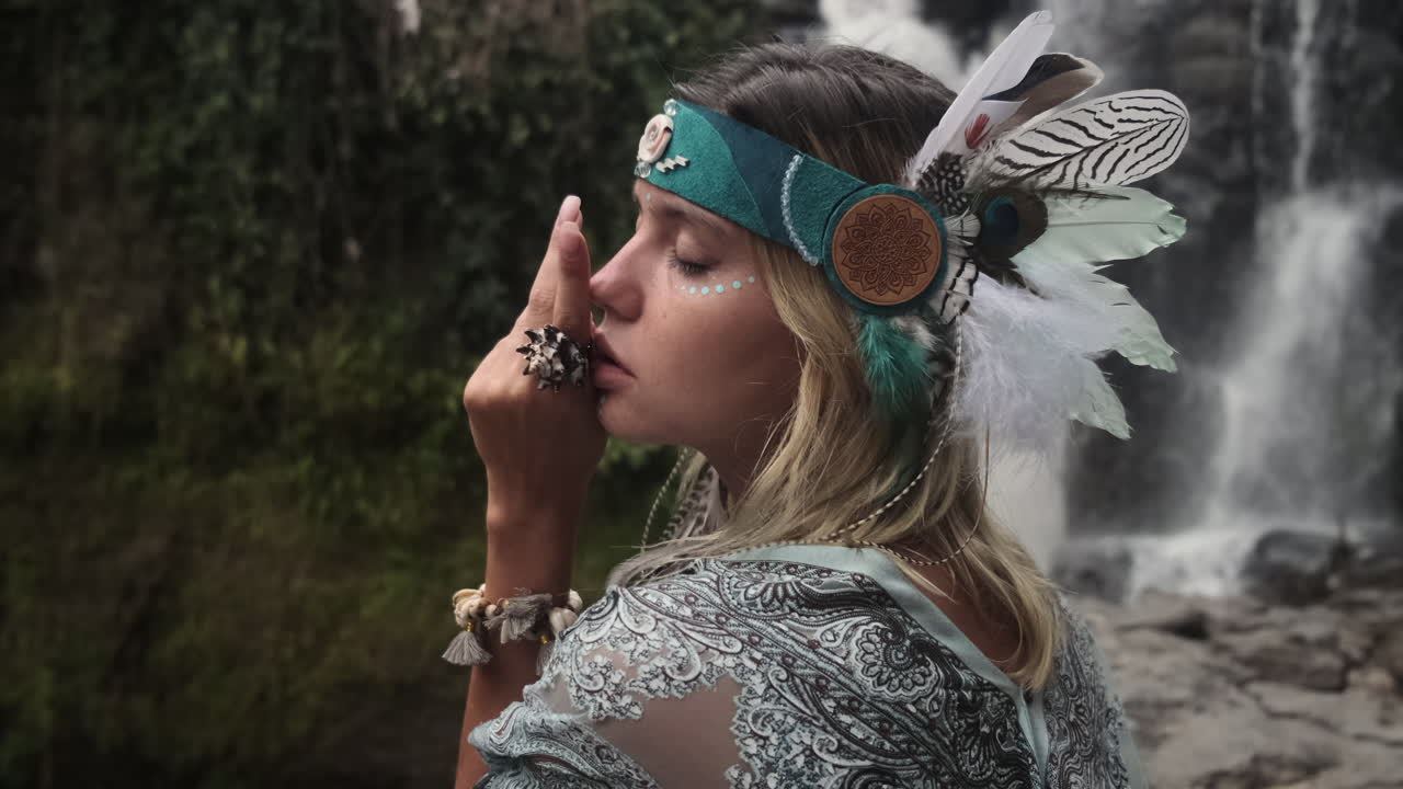 mujer meditando junto a una cascada