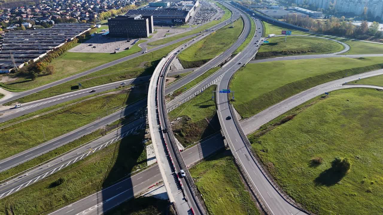 воздушный вид автомагистрали a5 на a1 в каунасе, литва, демонстрирующий инфраструктуру, соединяющую различные маршруты для бесперебойной транспортировки и логистики.