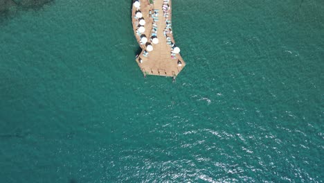 Sonnenschirm-Auf-Dem-Pier-Am-Strand