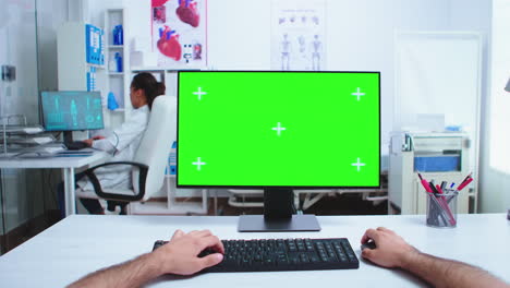 mujer usando el touchpad con pantalla verde
