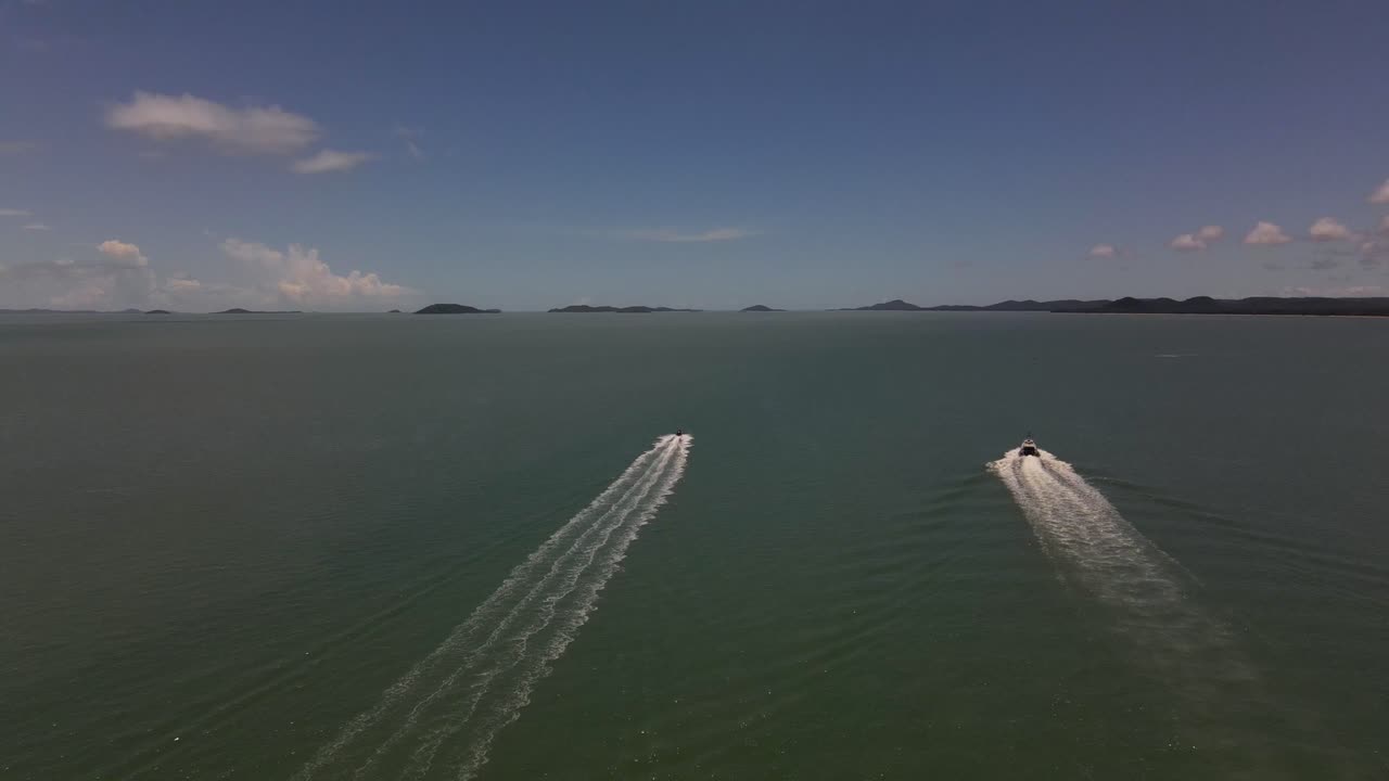 clip aéreo de seguimiento de dos barcos en el remoto norte de australia