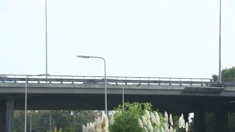 Video-De-Un-Puente-De-Carretera-Con-Autos-Pasando