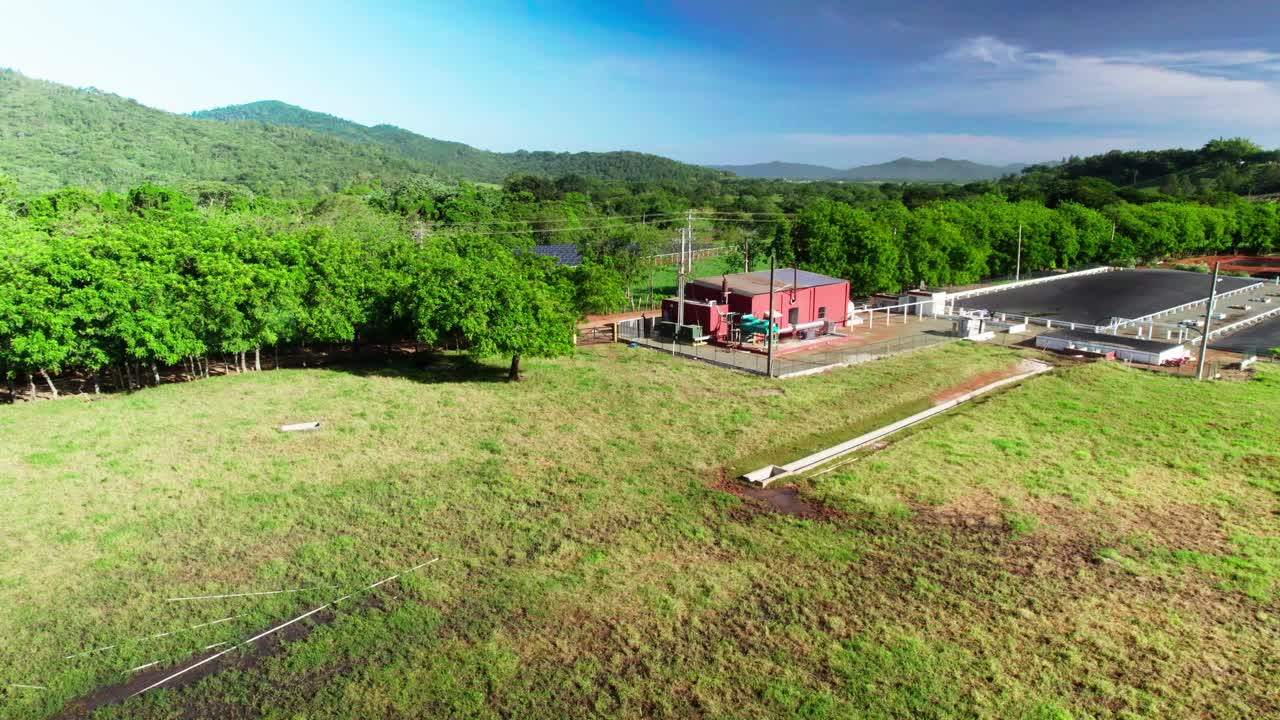 Primer plano con dron sobre tierras de cultivo agrícolas en Bonao que muestra un paisaje rural, campos cultivados y vegetación natural a la luz del día