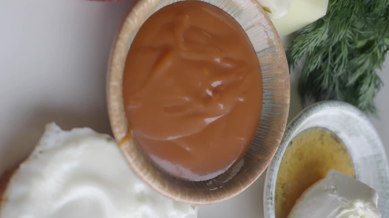 Nærbilde av skinke, ost og saus